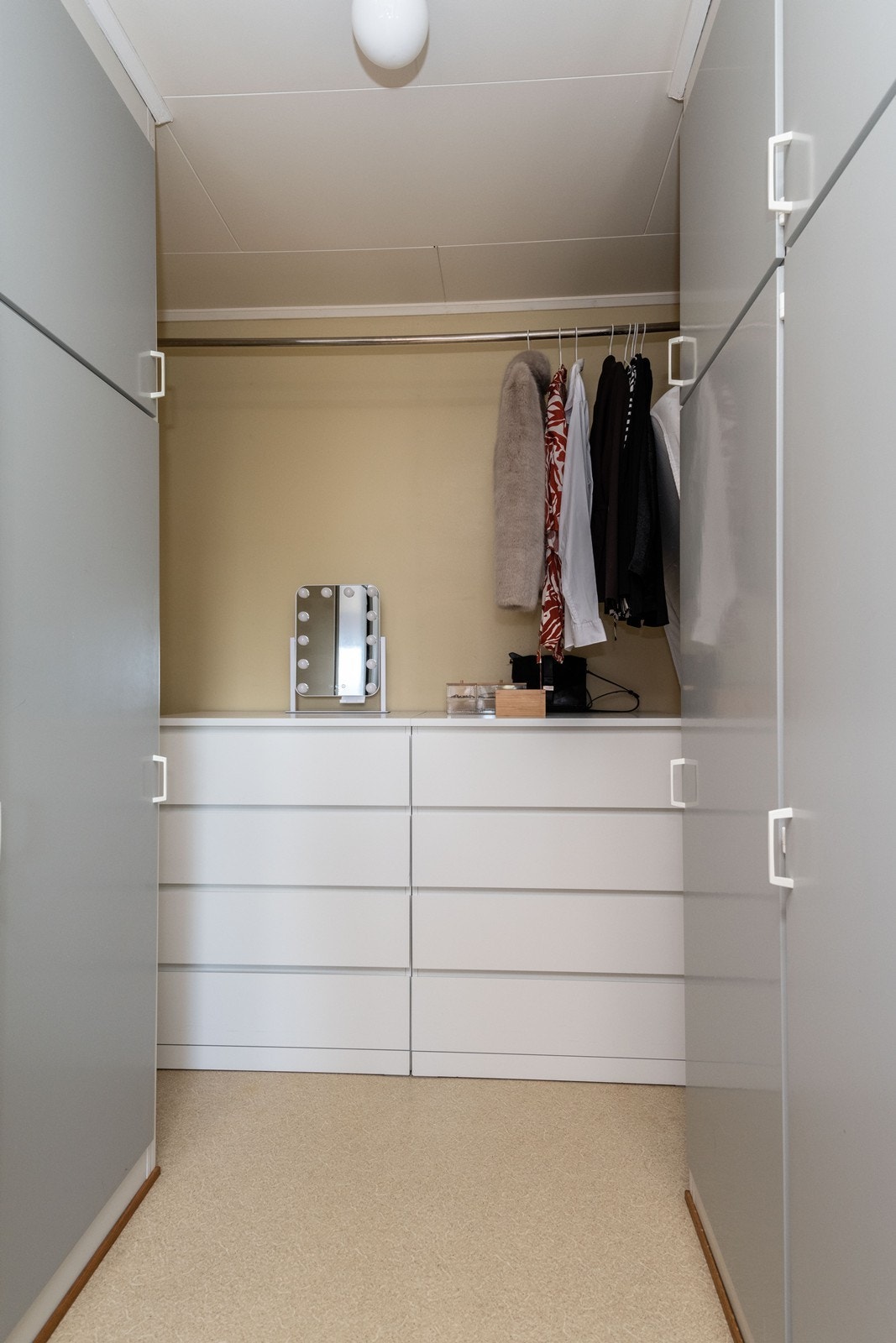 Garderoberommet har beholdt de originale solide skapene. Galleribilde