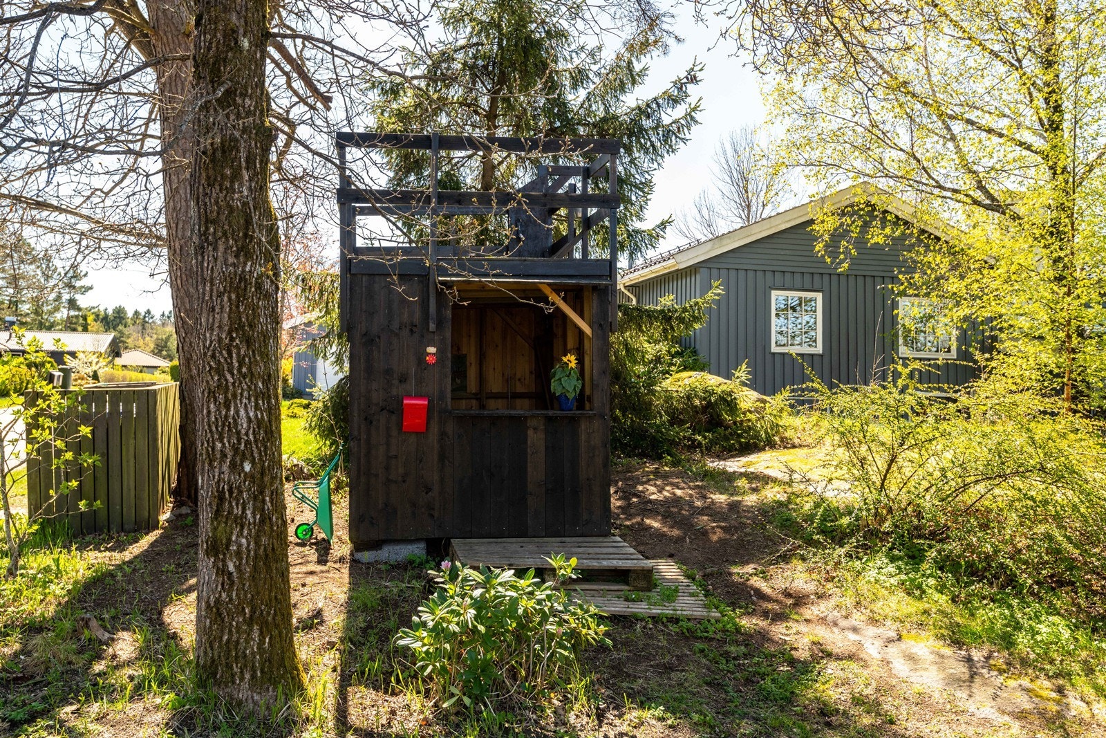 Tomten er klargjort med et eget lite hus for barna. Galleribilde