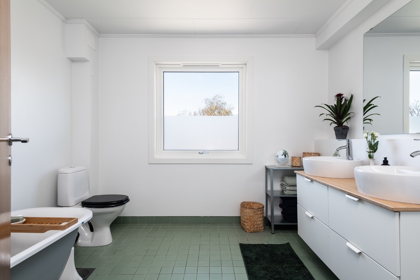 Badet er fra byggeår med flotte originale fliser på gulv. Det er satt inn ny baderomsinnredning og malt vegger, Galleribilde
