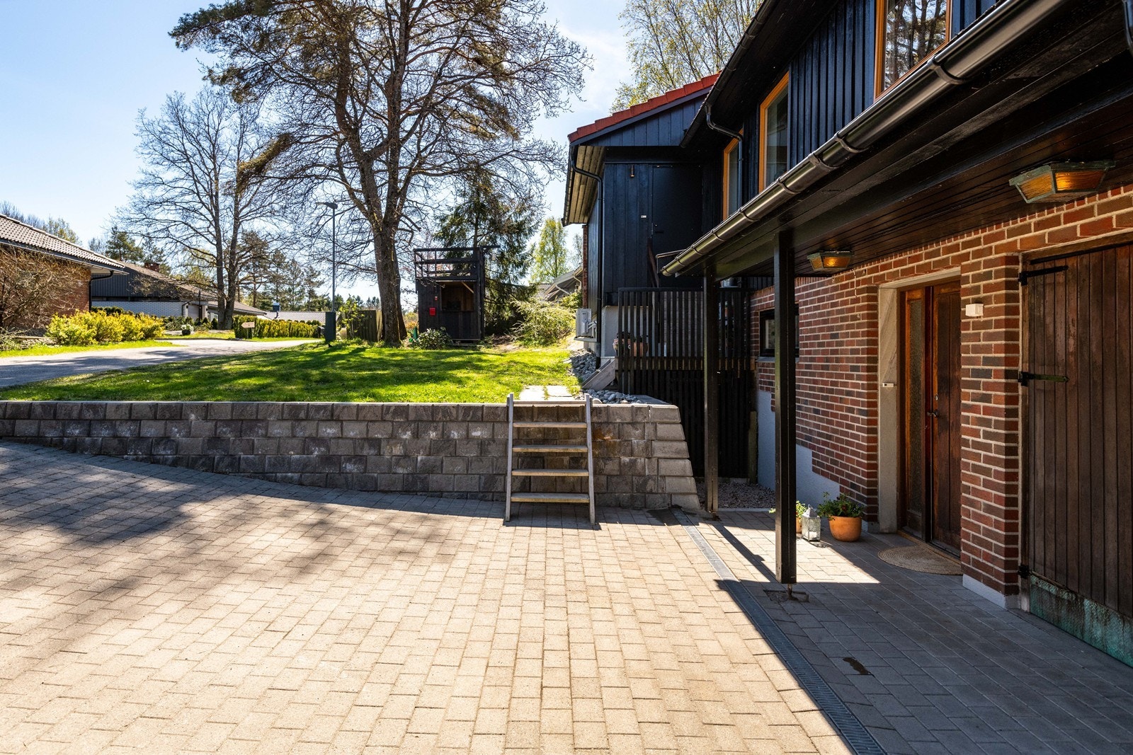 Uteområdene er pent opparbeidet med beleggningstein og hage samtidig som store deler er naturtomt. Galleribilde