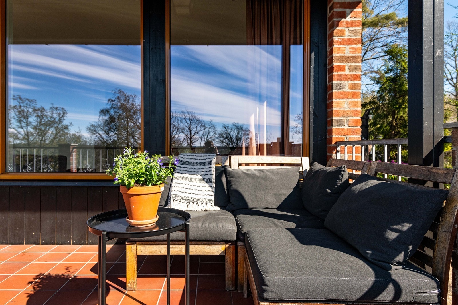 Utenfor stuen er den en solrik veranda med sol hele ettermiddagen og kvelden. Galleribilde