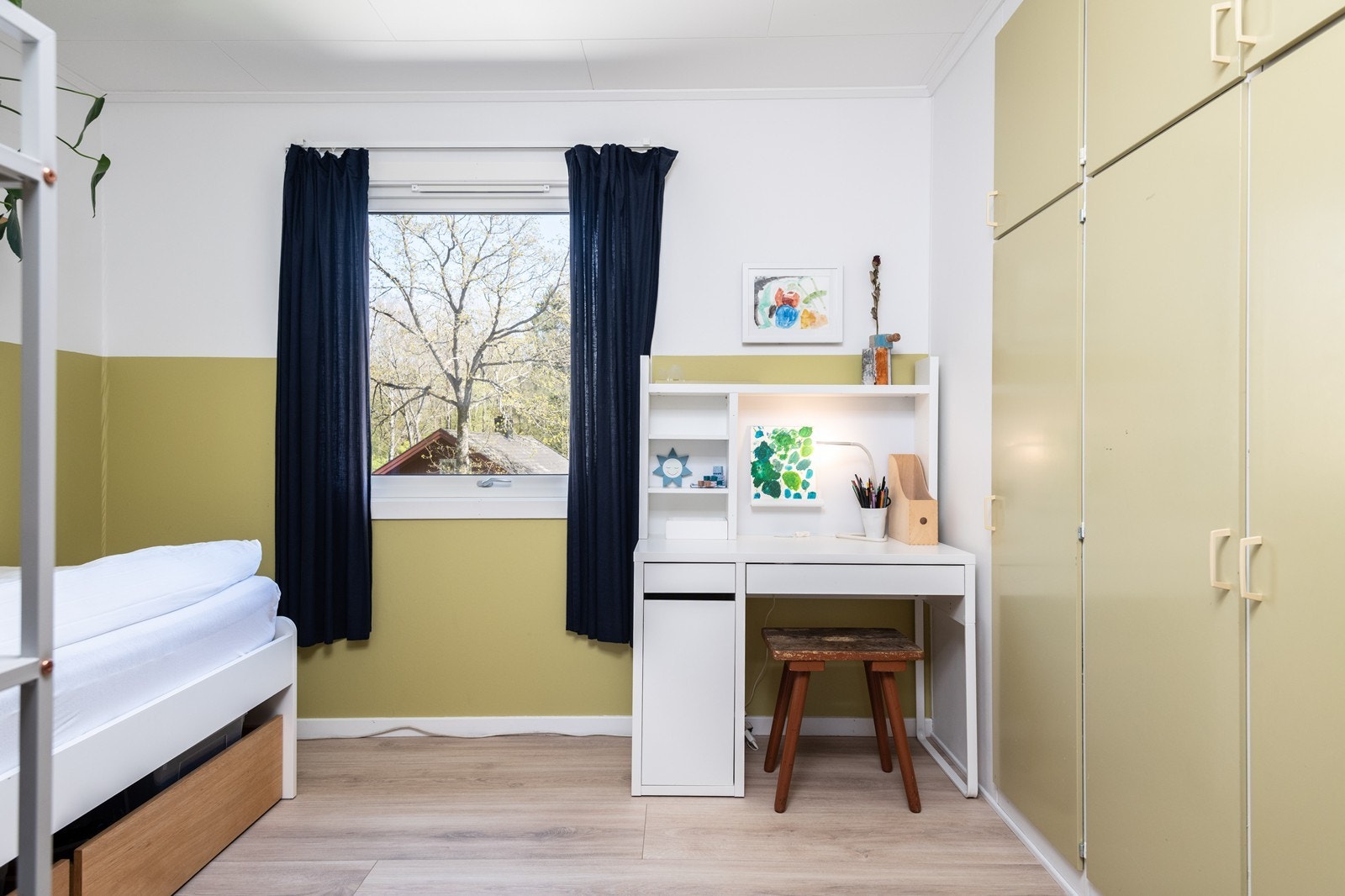 Soverom nummer 2. i etasjen er pusset opp og de originale skapene er beholdt. Galleribilde