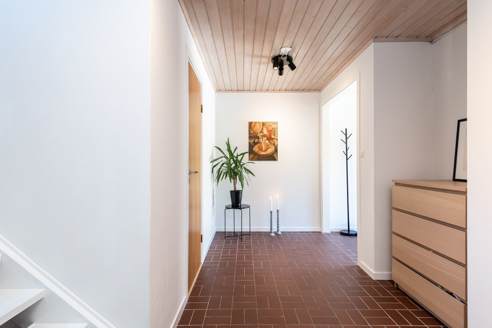 Lyst og hyggelig inngangsparti og gang i underetasjen, med plass til garderobeskap. Galleribilde