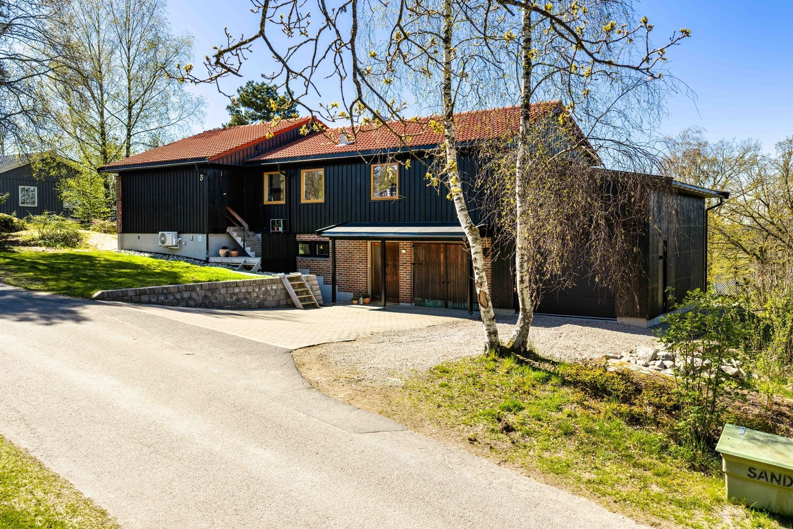 Boligen har to garasjen. Den ene original med tredører som kanskje kan ha et potensial å innlemmes som en del av boligen. Og den nye bygget i 2023 som et tilbygg. Galleribilde