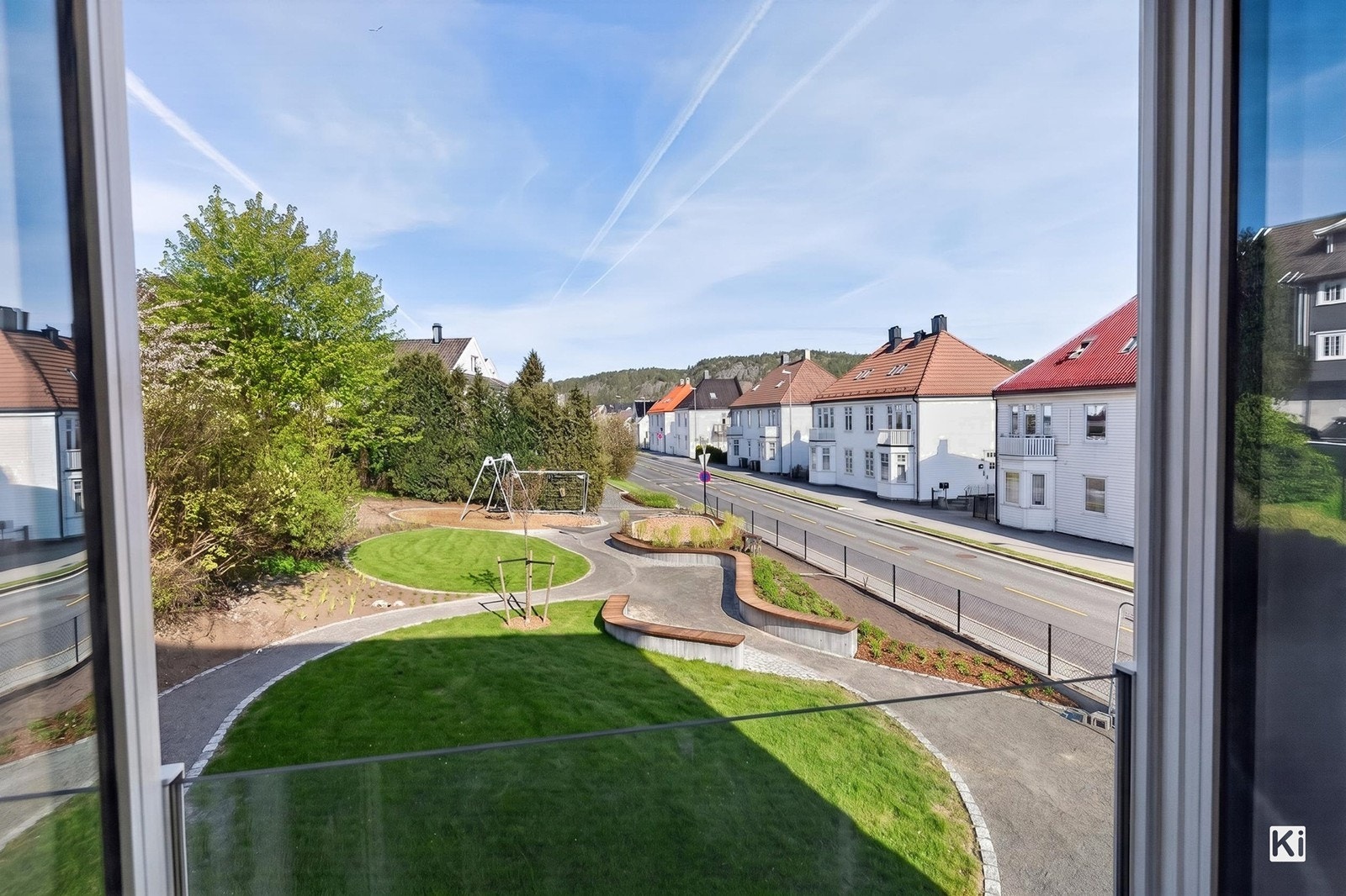 Ved siden av sameiet opparbeider utbygger en flott park for område (KI-Redigert hvor gress er ferdiggrodd) Galleribilde