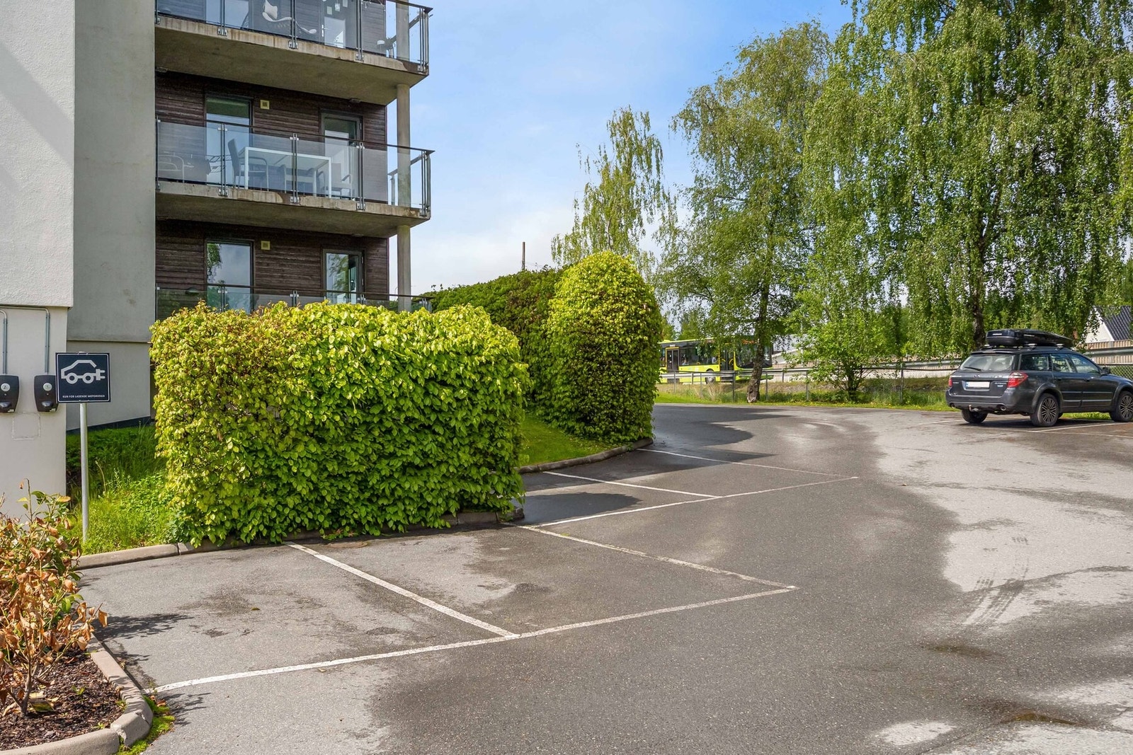 Det er kostnadsfri parkering for beboere og besøkende utenfor blokken. Galleribilde
