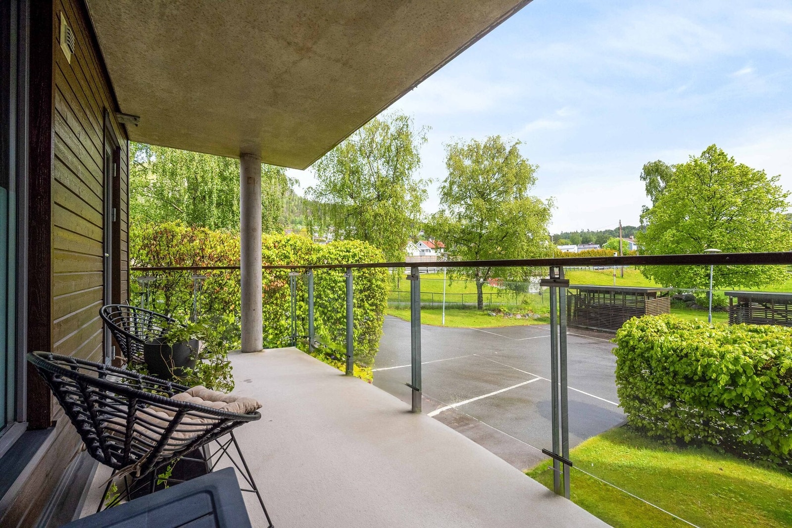Dette er en flott og lys 2-roms med egen inngang og herlige uteområder! Galleribilde