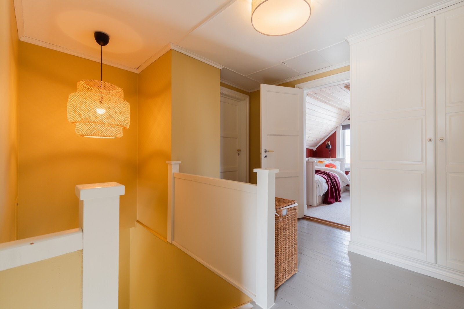 Trappen opp til andre etasje med tre soverom og bad. Galleribilde