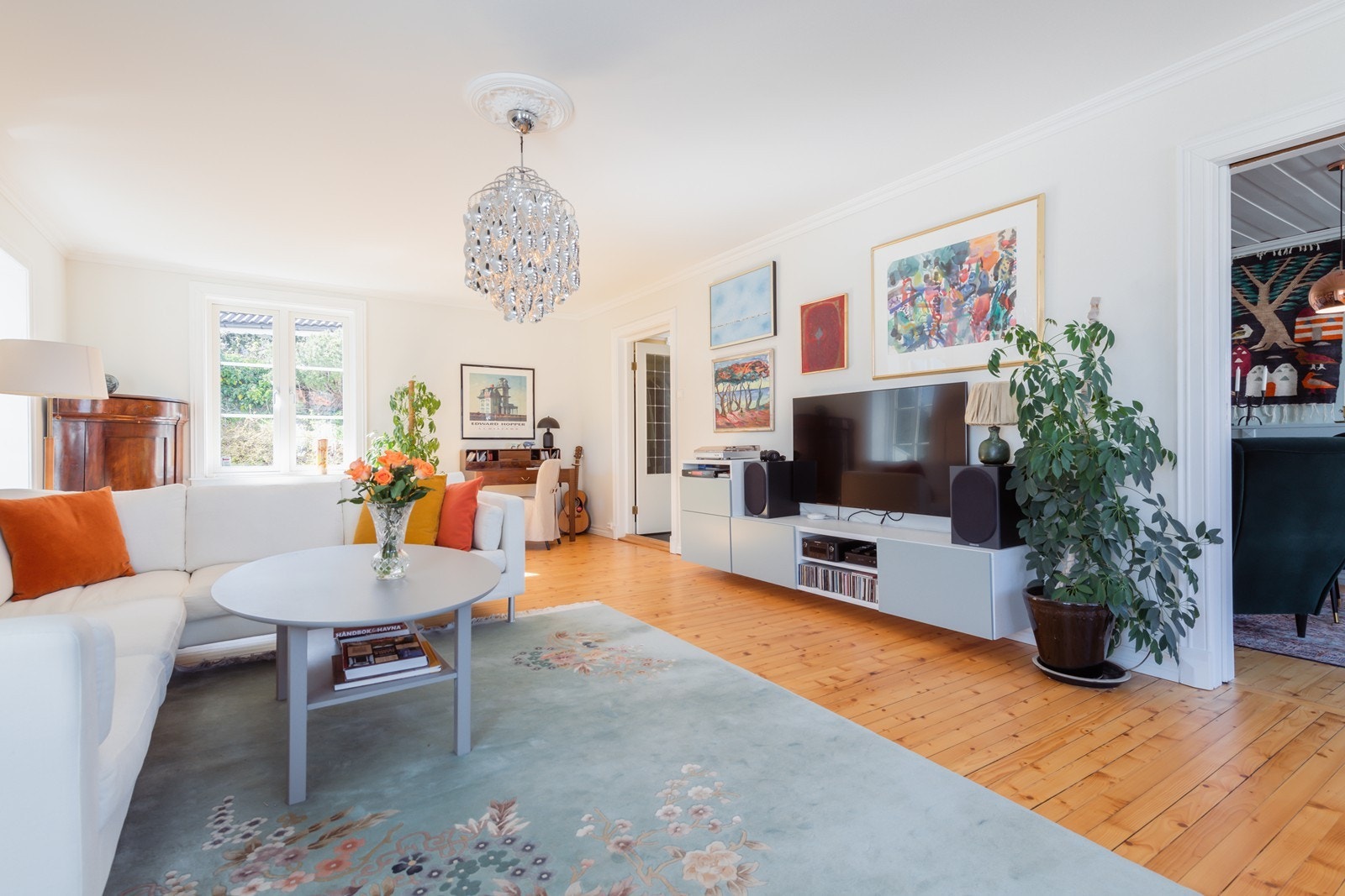 Romslig og lys stue med god plass til sofa og underholdningsavdeling. Galleribilde