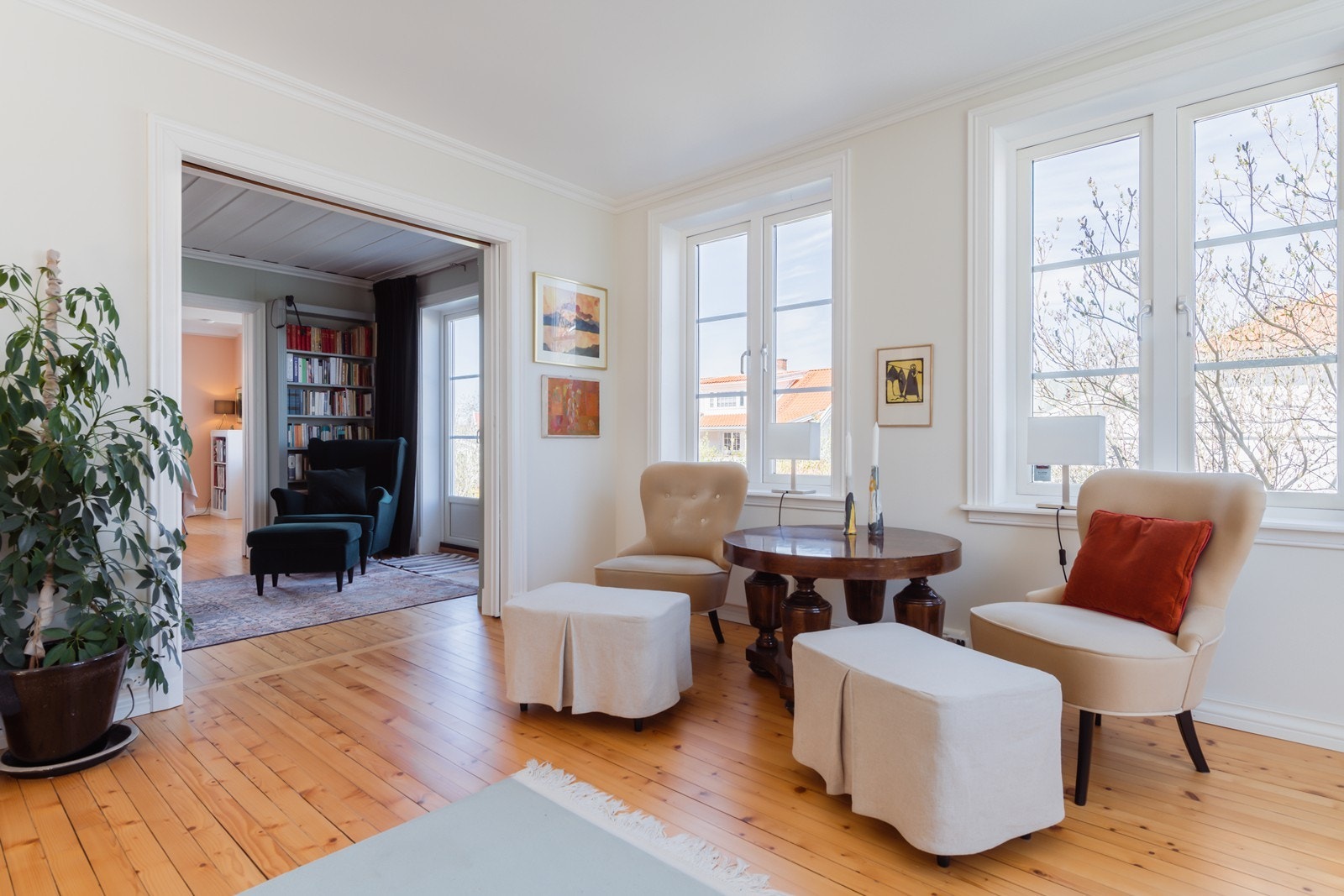 Gjennomgående løsning fra spisestuen via peisestuen og til stuen. Utgang til terrasse og hage fra peisestuen. Galleribilde