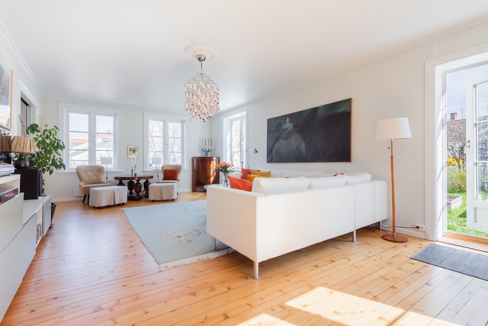 Stuen har lysinnslipp fra flere sider og direkte utgang til frodig og solrik hage. Galleribilde