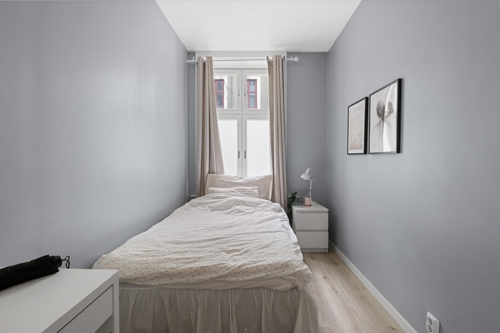 Leiligheten har tre soverom med gode størrelser. Det minste soverommet har plass til seng og nattbord, og fungerer godt som gjesterom, barnerom eller kontor. Galleribilde