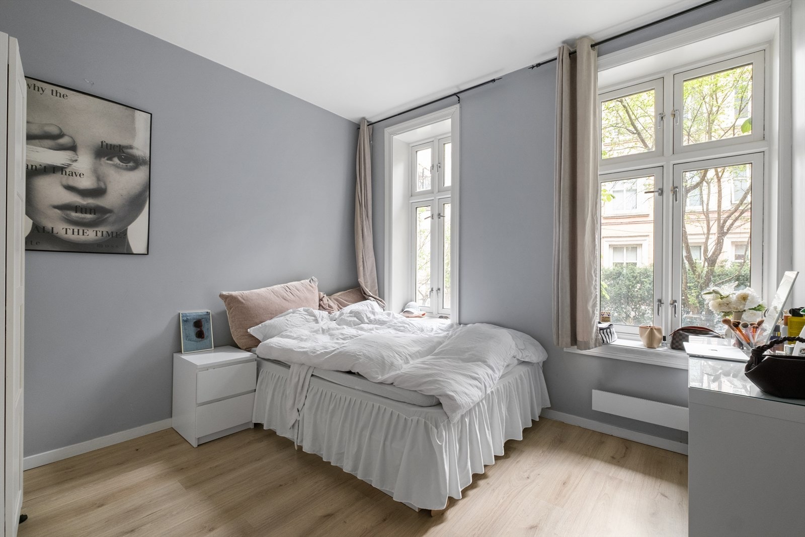 Soverommene har store vindusflater som gir rikelig med lysinnslipp. Galleribilde
