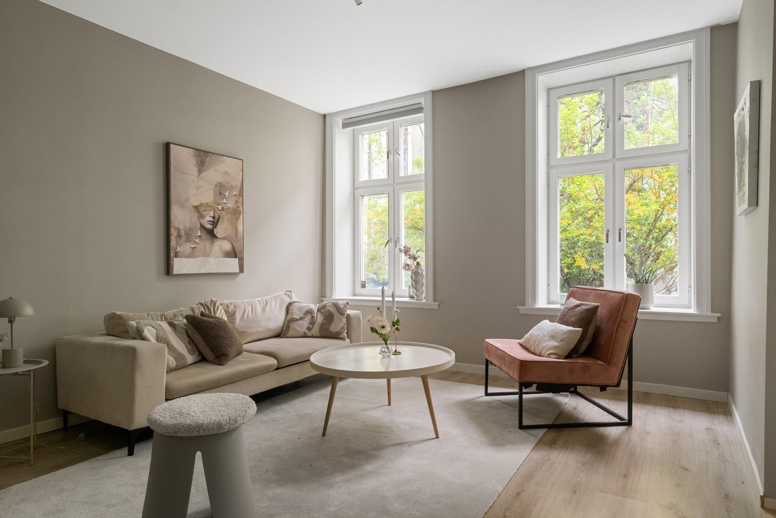 Leiligheten fremstår i dag som moderne og innbydende med fine overflater. Galleribilde