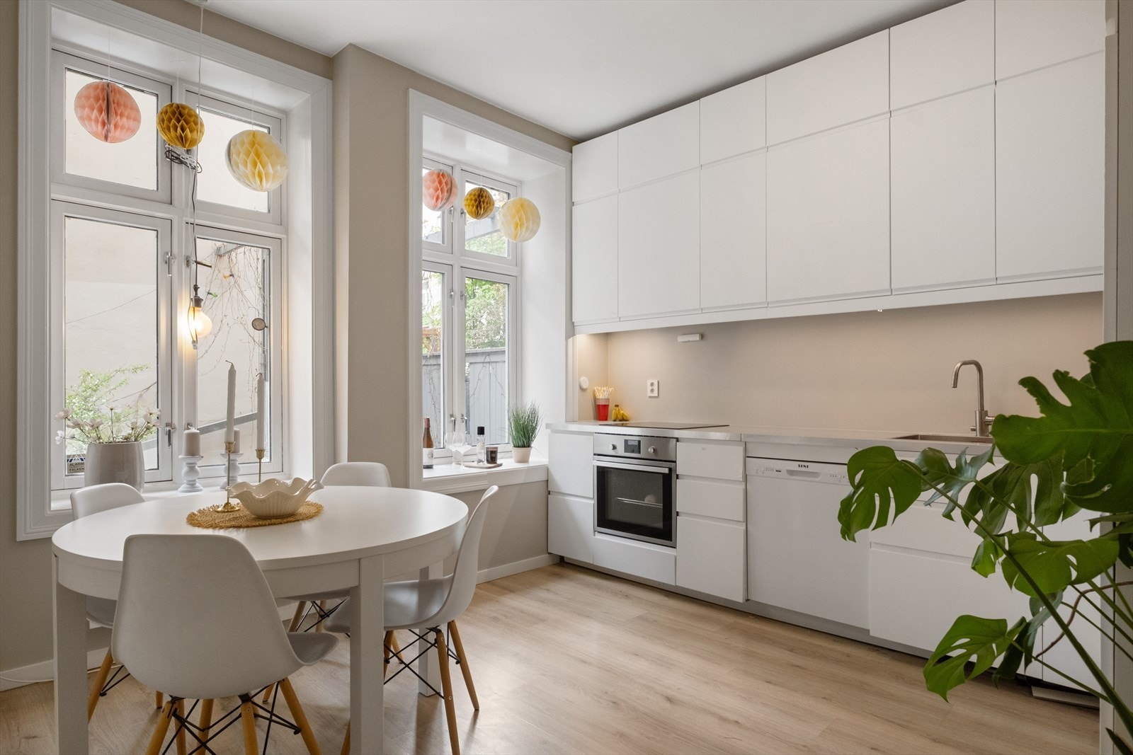 Pent og stort separat kjøkken med glatte, hvite fronter. Her er det svært god oppbevaringsplass i både over- og underskap, samt gode arbeidsflater på benkeplate i laminat. Galleribilde