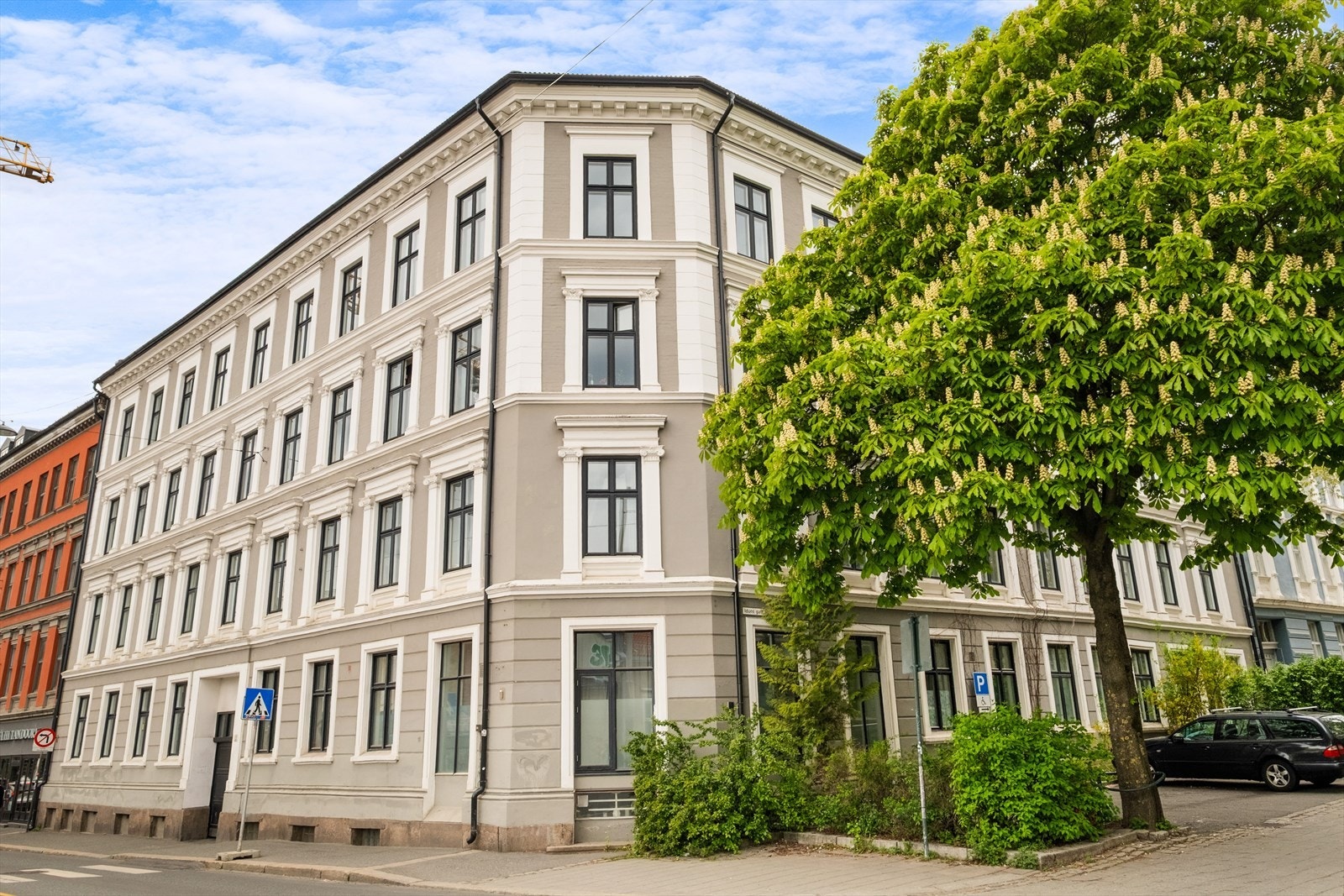 Fasade mot gaten. Galleribilde