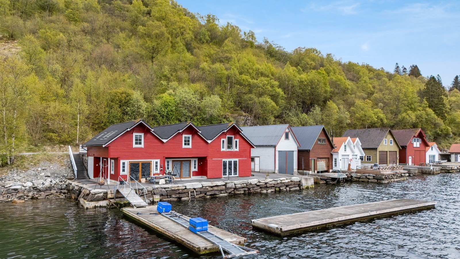 Velkommen til dette flott naust ved Ølensfjorden - presentert av Rasmus Lindkjend v/ Aktiv Eiendomsmegling Haugesund! Foto: Mari Staveland Galleribilde