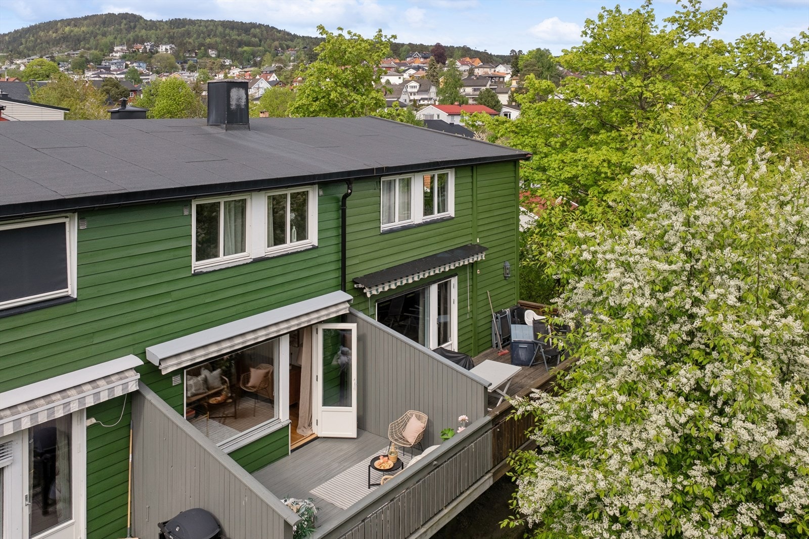 Rekkehuset har en meget attraktiv intern beliggenhet, skjermet og rolig til omgitt av grønne omgivelser som gir en fredelig og idyllisk atmosfære. Galleribilde