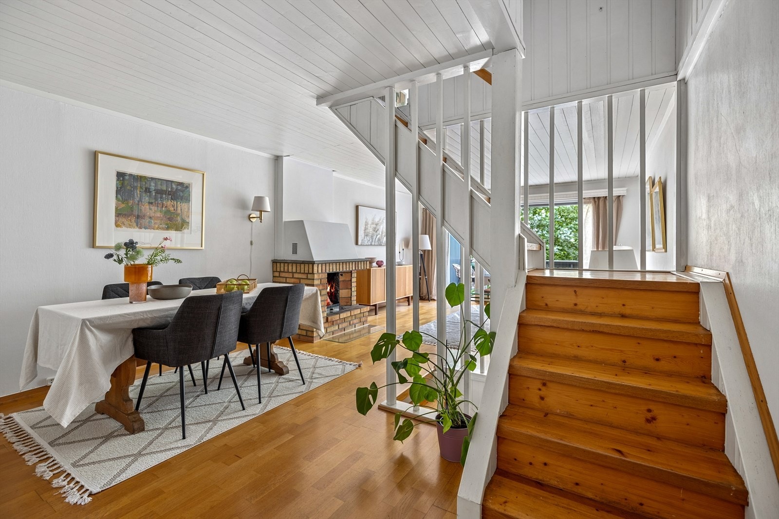 Romslig og sosial stue med god plass til hyggelige selskapskvelder Galleribilde