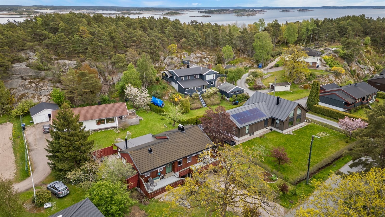 Eiendommen ligger i et veletablert og rolig boligområde på Alshus. Galleribilde