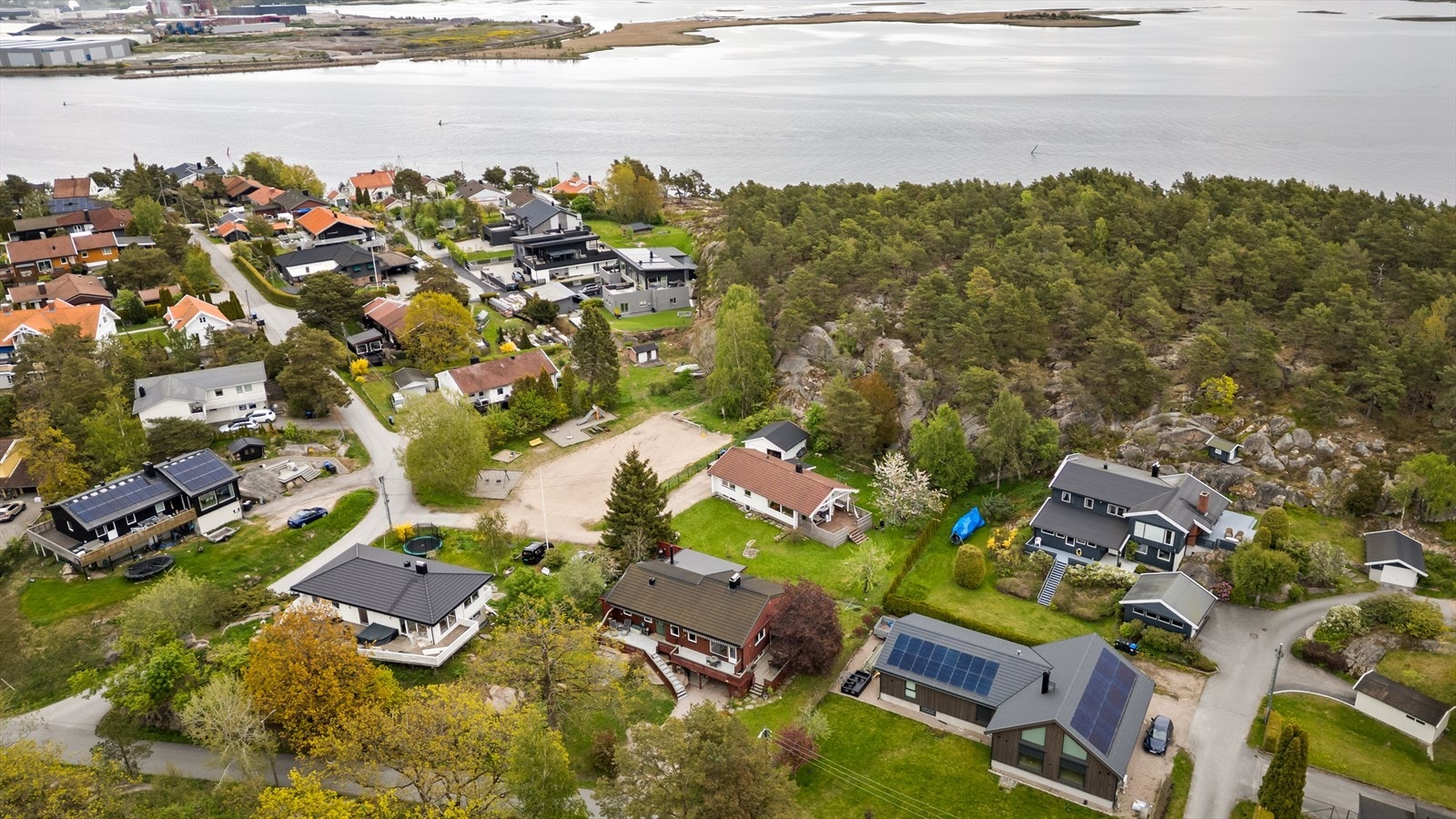 Kort vei til Fredrikstad sentrum med butikker og servicetilbud, samt gode pendlermuligheter med tog. Galleribilde