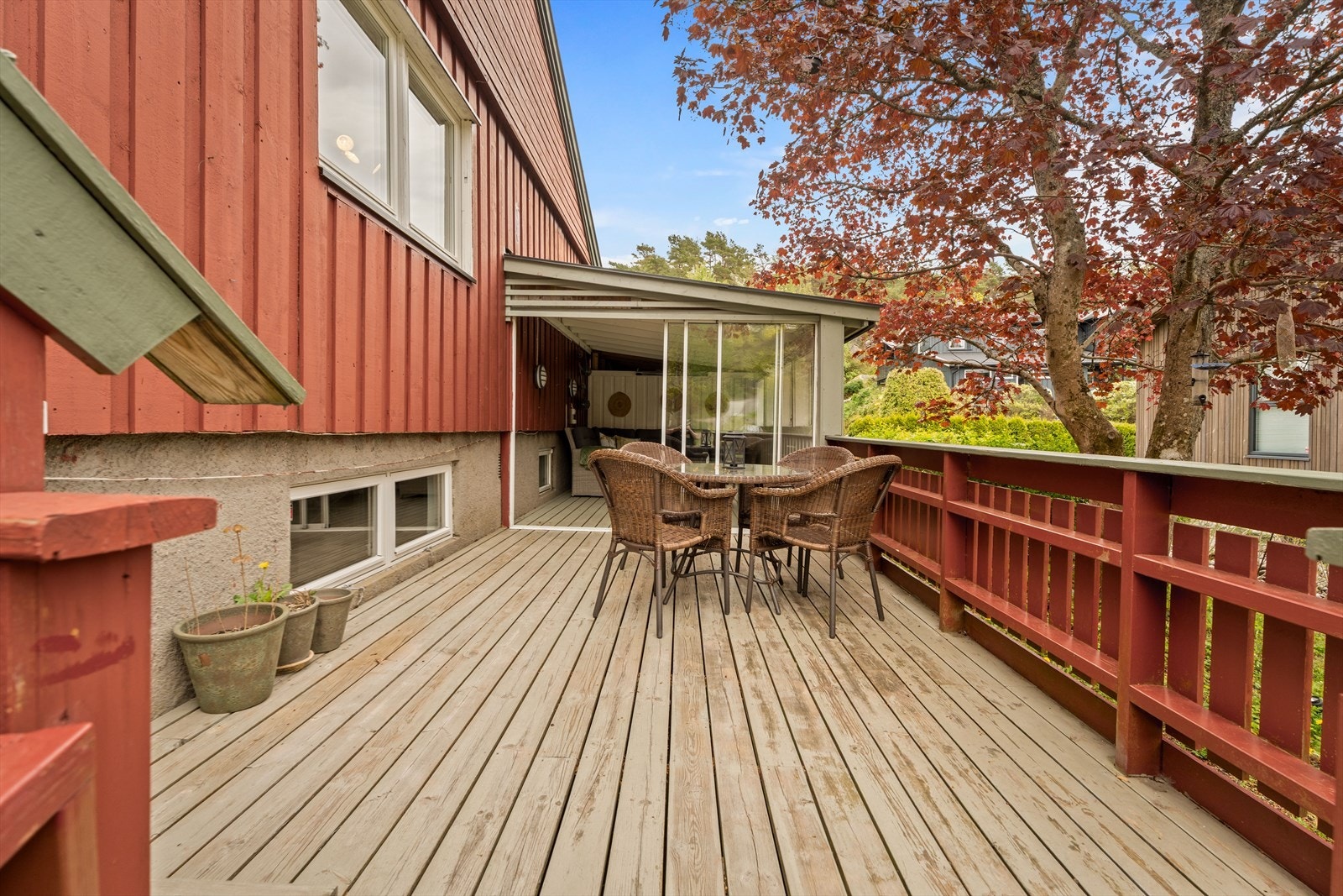 Fra den vestvendte terrassen er det adkomst til en sørvendt terrasse på ca. 14 m². Galleribilde