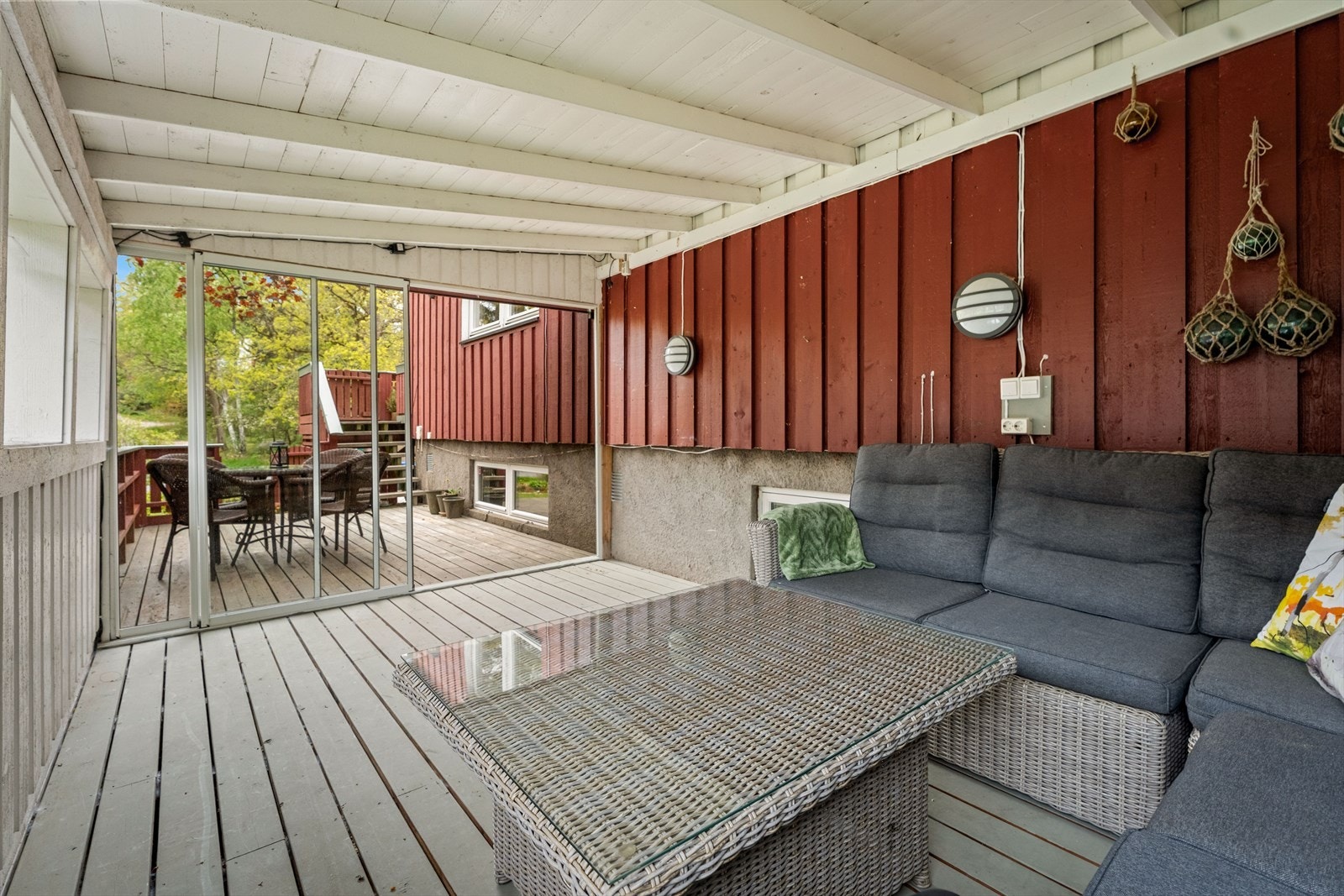 Den innglassede terrassen på ca. 13 m² forlenger utesesongen. Galleribilde