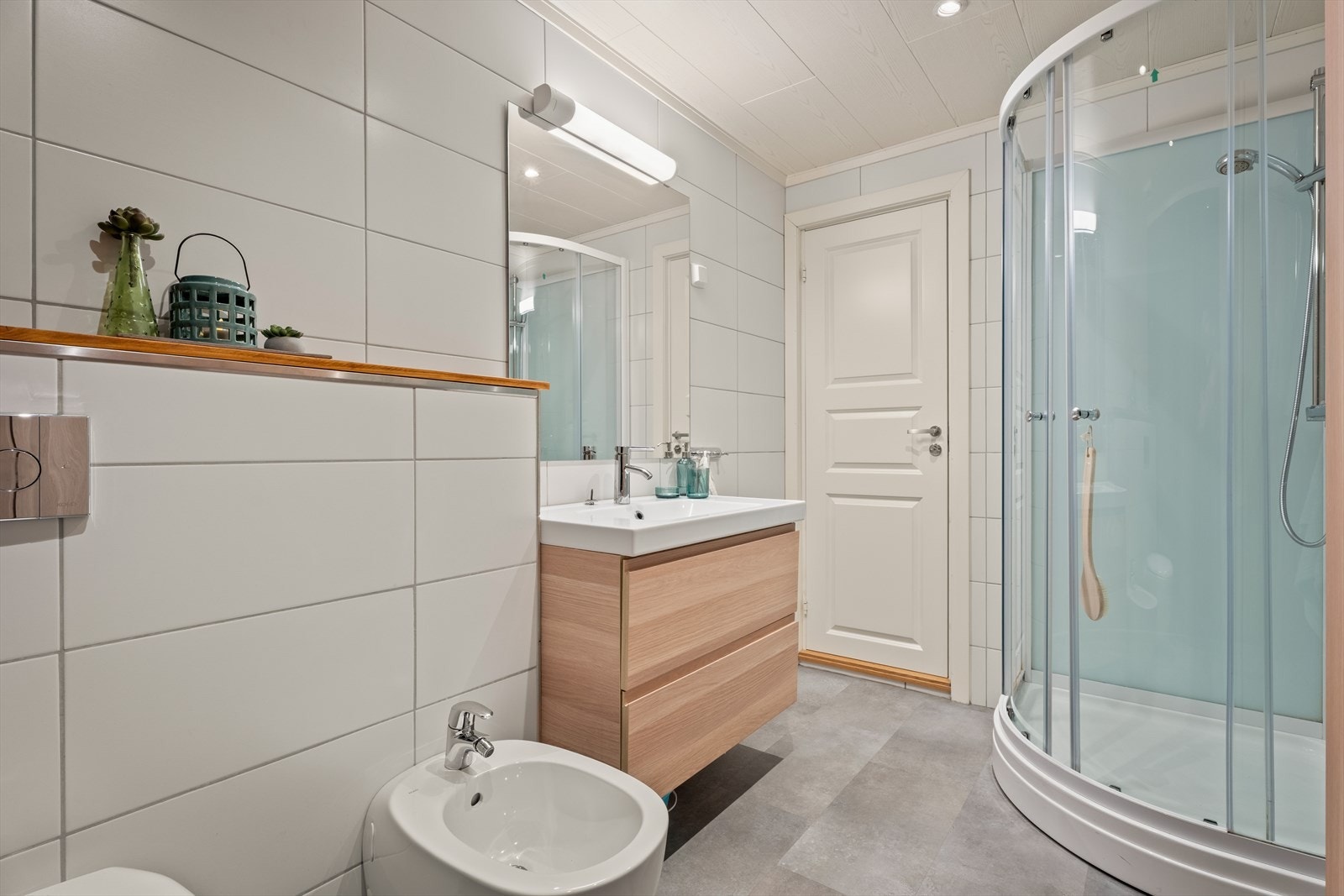 Dette badet ble pusset opp i 2018 og har elektriske varmekabler i gulvet. Galleribilde