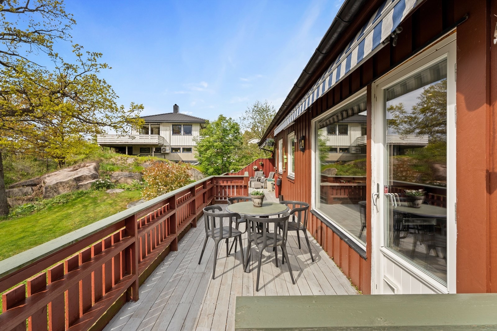 Vestvendt terrasse på ca. 16 m² med utgang fra kjøkkenet i leilighetsdelen. Galleribilde