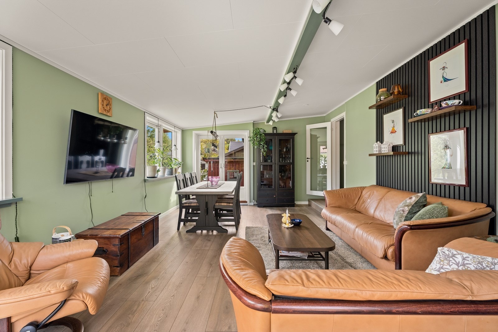 Stuen har god plass til både sofagruppe og spisebord. Galleribilde