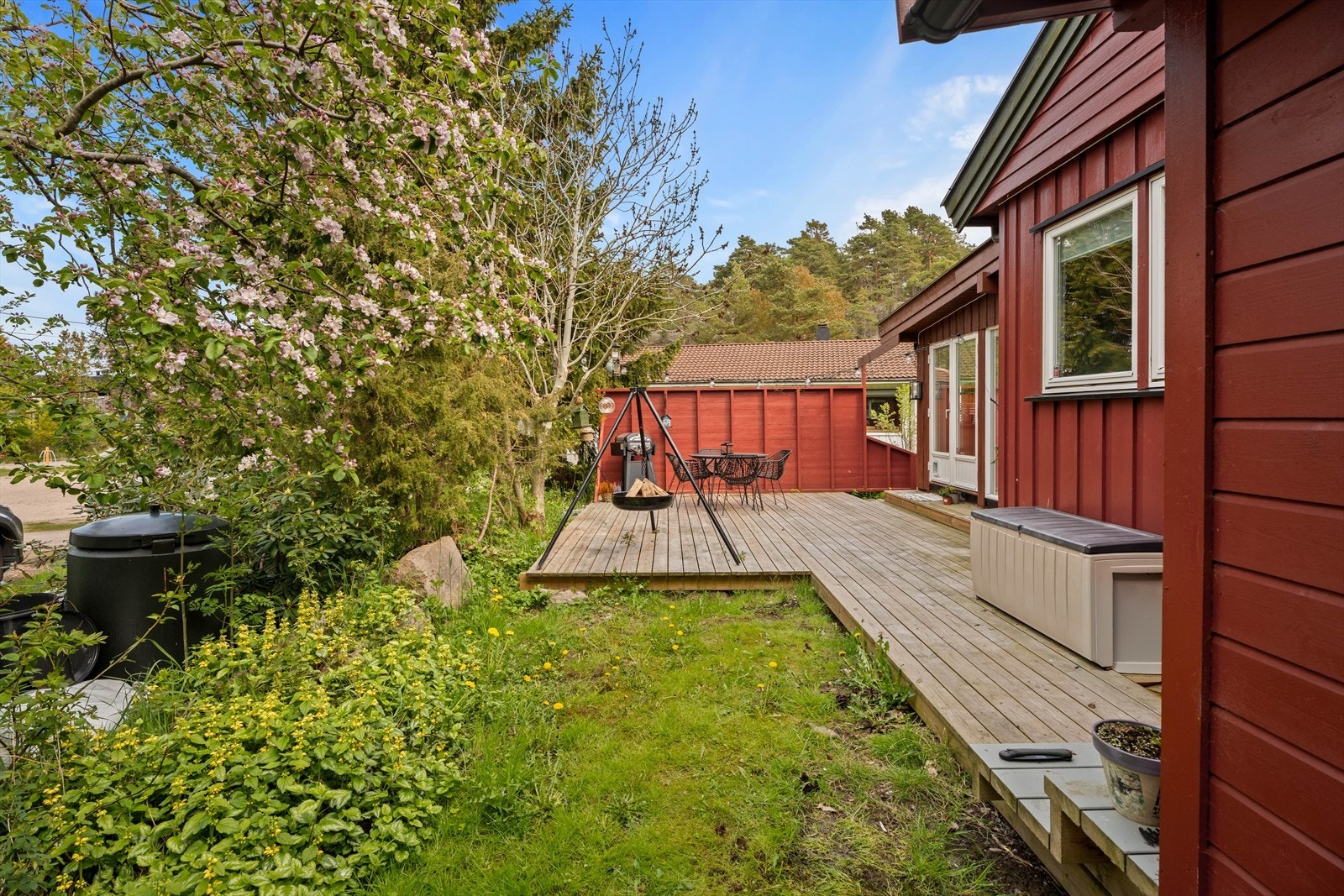 Hagen er opparbeidet med plen og beplantning, med soner for lek og rekreasjon. Galleribilde