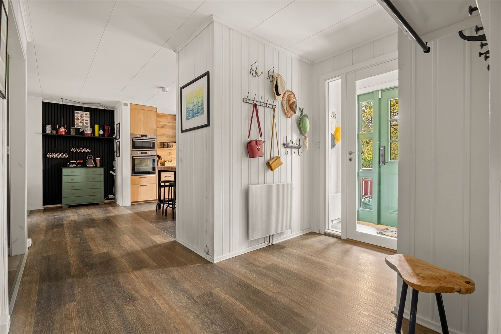 Vindfanget leder inn til en romslig hall som fordeler til resten av etasjen. Galleribilde