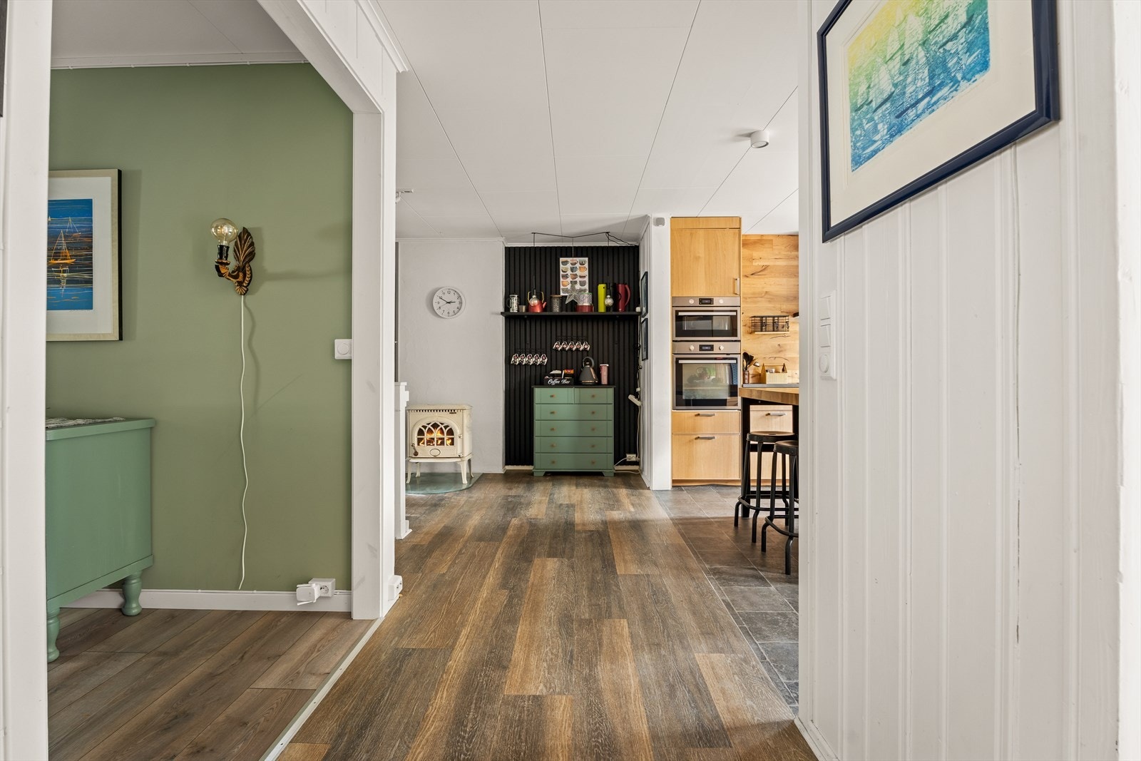 En vedovn ved kjøkkenet gir ekstra varme og hygge. Galleribilde