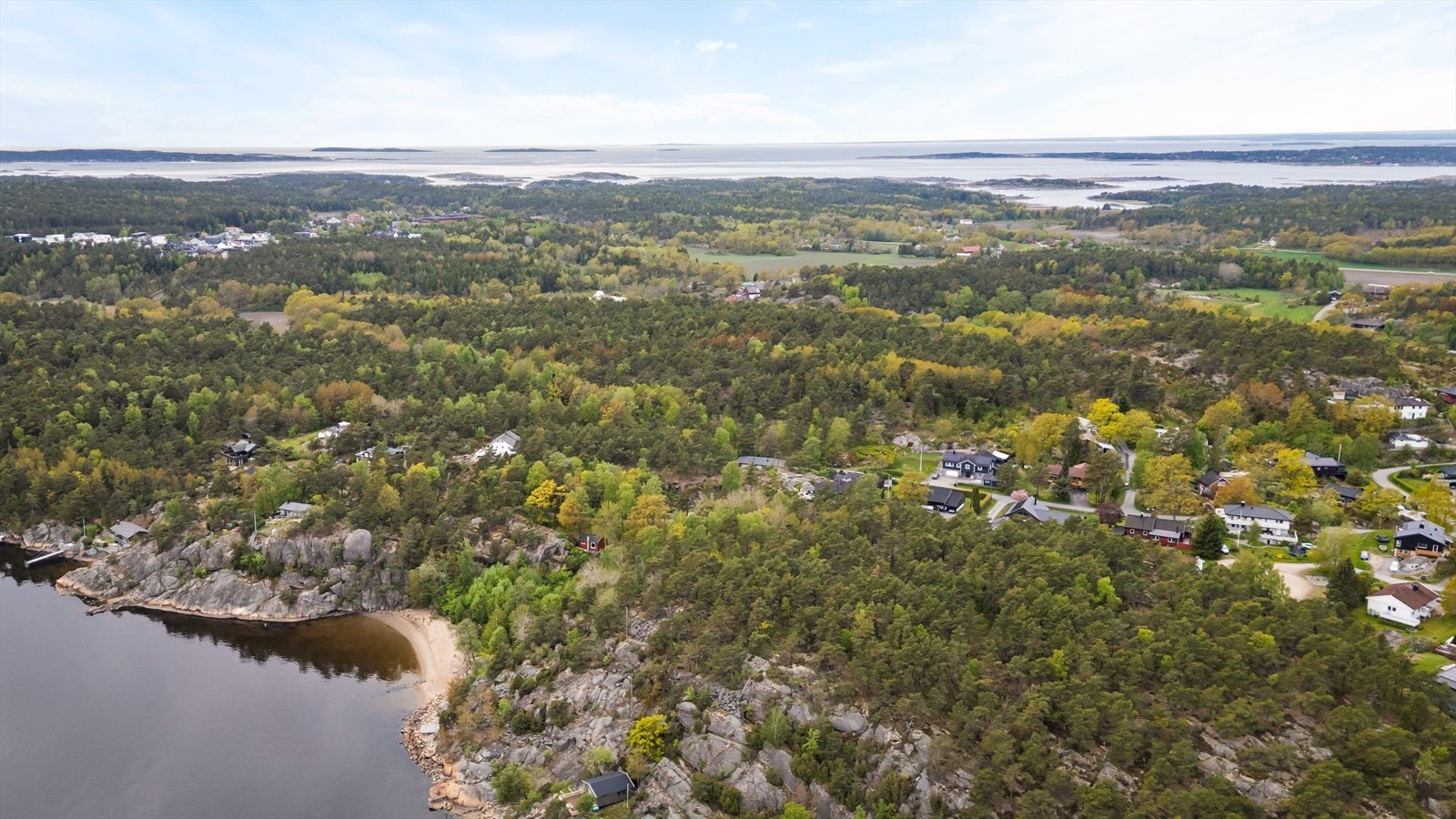 Nærhet til sjøen og flere badeplasser, perfekt for sommerdager. Galleribilde