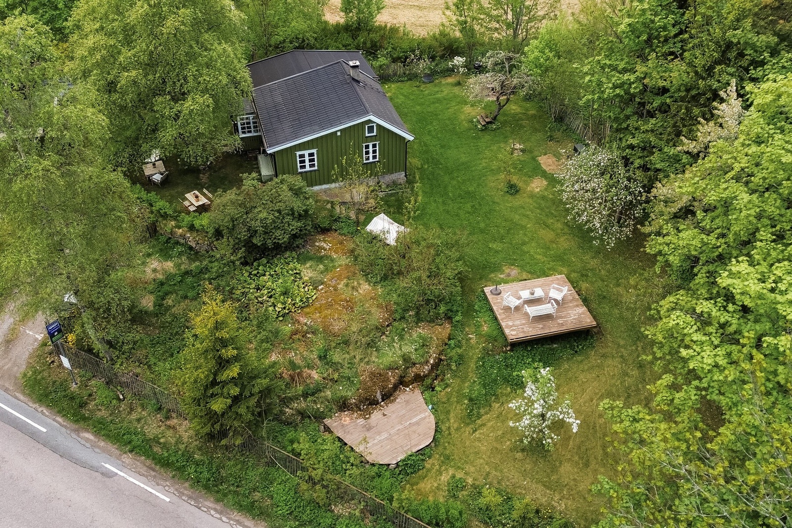 De grønne omgivelsene gir en følelse av privatliv og ro, samtidig som tomten byr på fine muligheter for lek, rekreasjon og hageinteresser. Dette er et uteområde som innbyr til lange sommerdager og hyggelige stunder gjennom store deler av året. Galleribilde