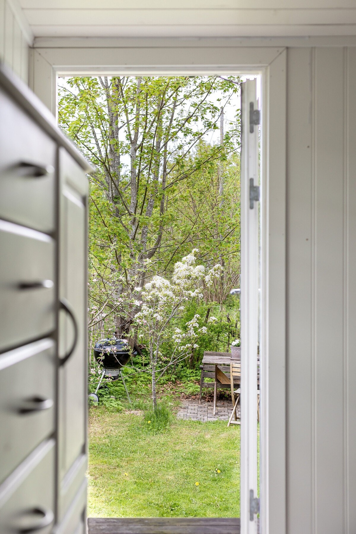Entréen leder videre inn til en hyggelig spisestue med lysmalte overflater som skaper en lys og trivelig ramme rundt måltidene. Galleribilde
