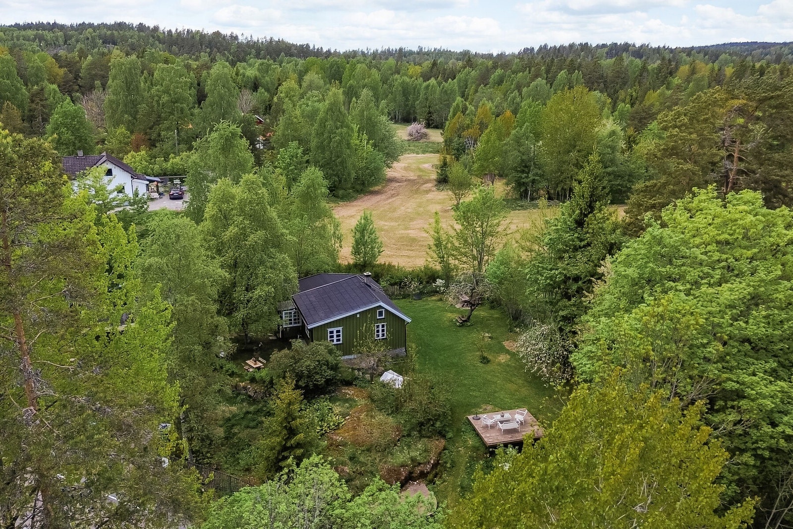 Nærhet til tur-/rekreasjonsområder i skog og mark, samt badeplasser ved sjøen i Bunnefjorden på Nesoddens østside ved Kirkevika. Galleribilde