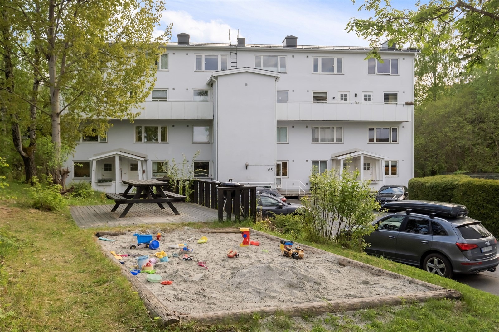 Veldrevet sameie med grønne fellesområder og hyggelige sitteplasser Galleribilde