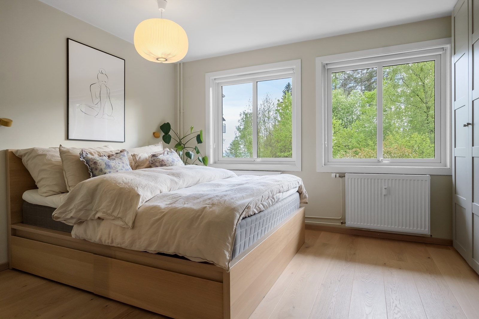 Hovedsoverommet har gode garderobeløsninger og plass til stor dobbeltseng, nattbord og øvrig ønsket møblement Galleribilde