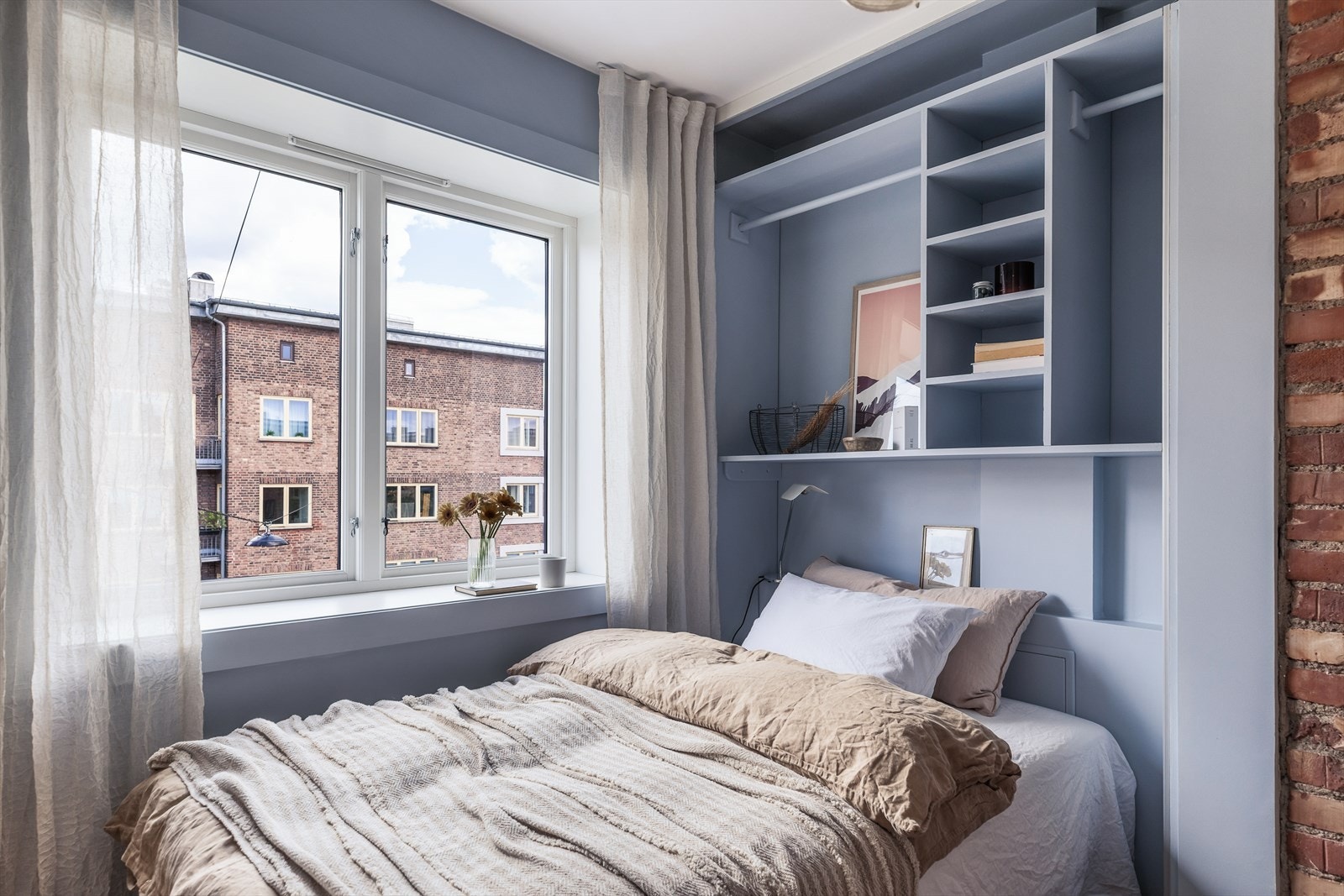 Soverommet er i dag innredet med en plassbygd og stilren hylleløsning rundt sengen som er malt i samme blåfarge som veggene. Galleribilde