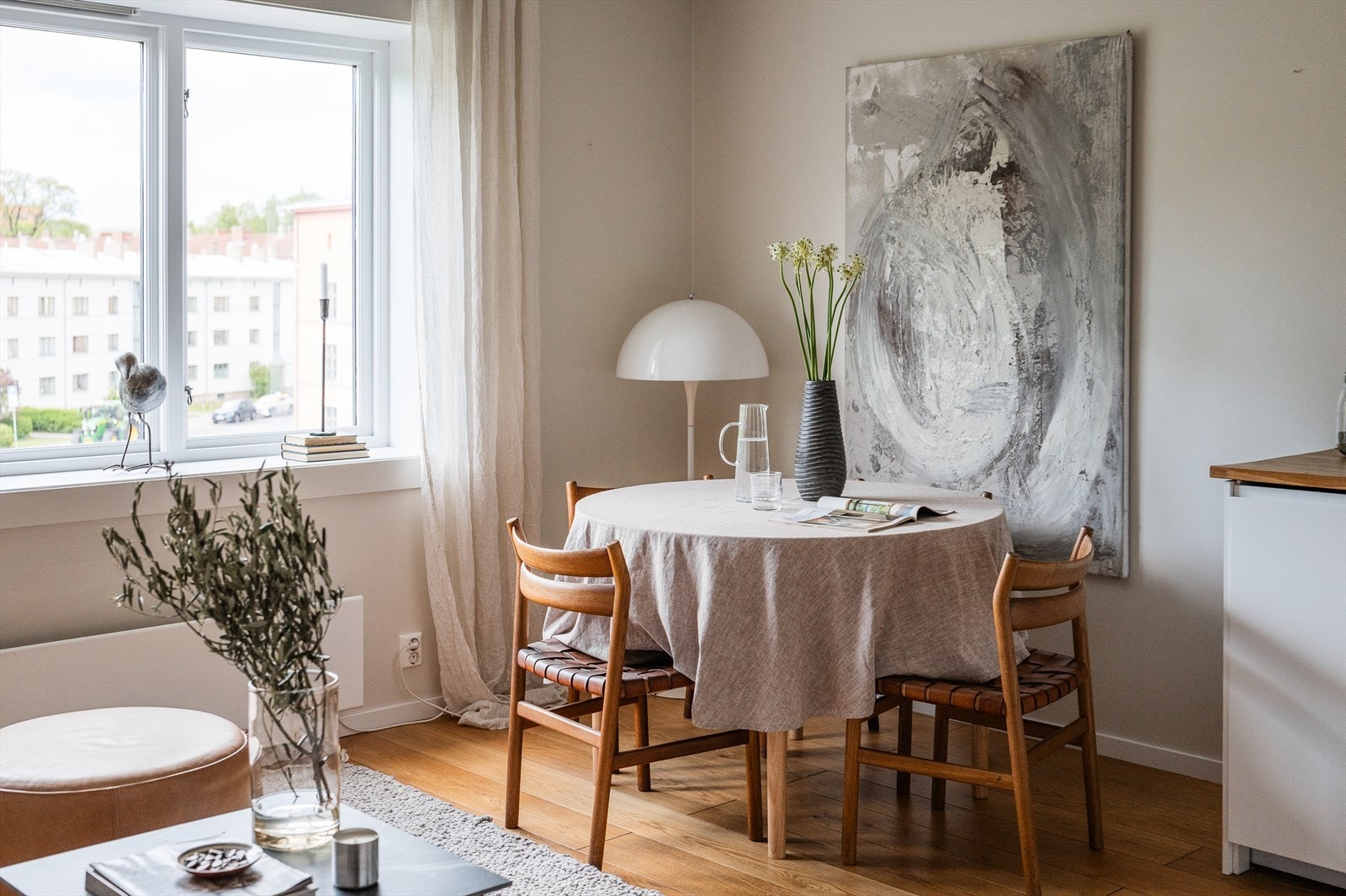 Rommet har store vindusflater som gir naturlig og fint lysglimt i leiligheten gjennom hele dagen. Galleribilde