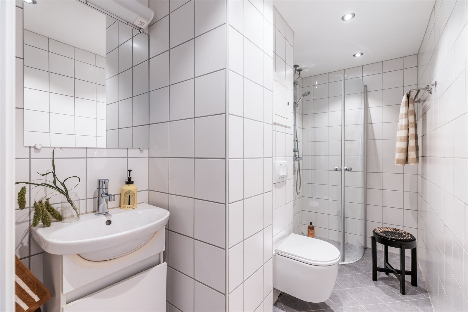 Delikat bad med tidløse farge- og materialvalg. Badet ble pusset opp i regi av sameiet i 2016. Galleribilde