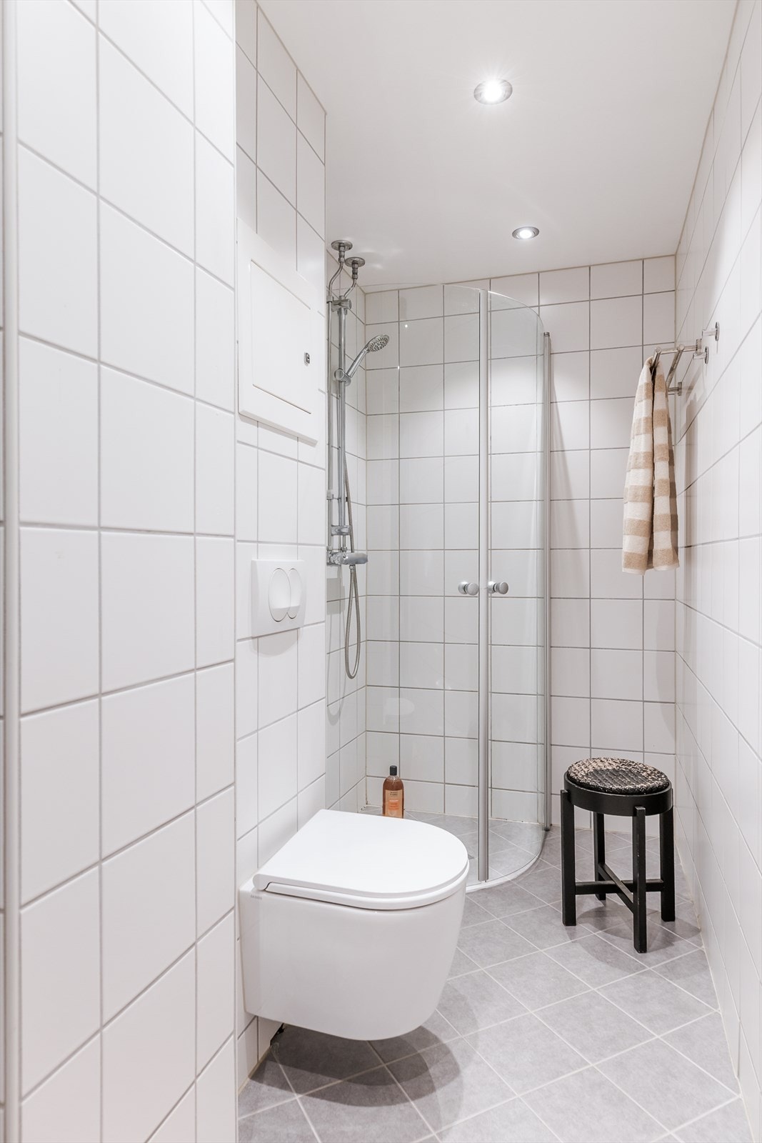 Rommet har flislagte overflater, behagelig gulvvarme og downlights med dimmer i himling. Galleribilde