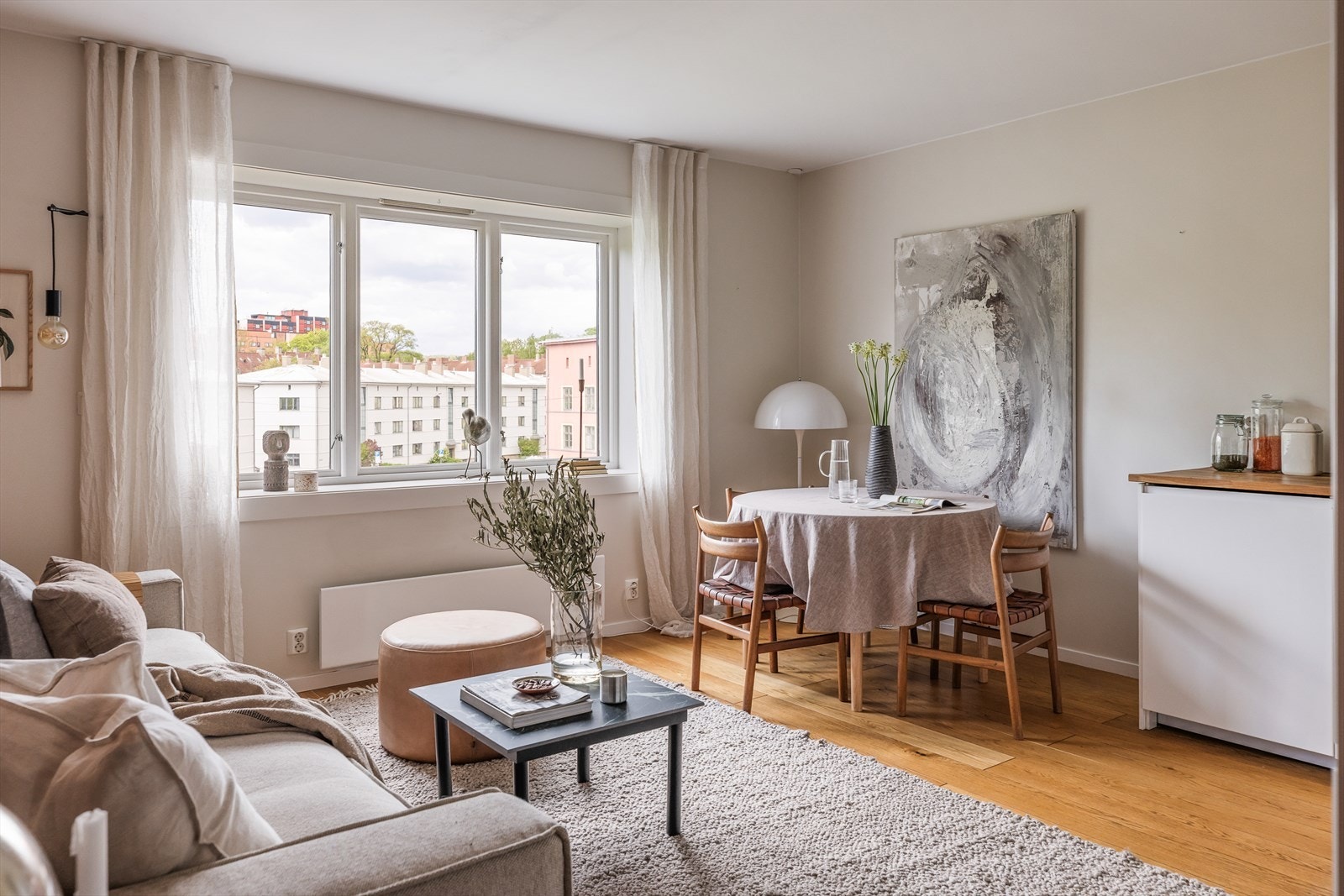 Stuen er lun, innbydende og har en naturlig planløsning. Galleribilde