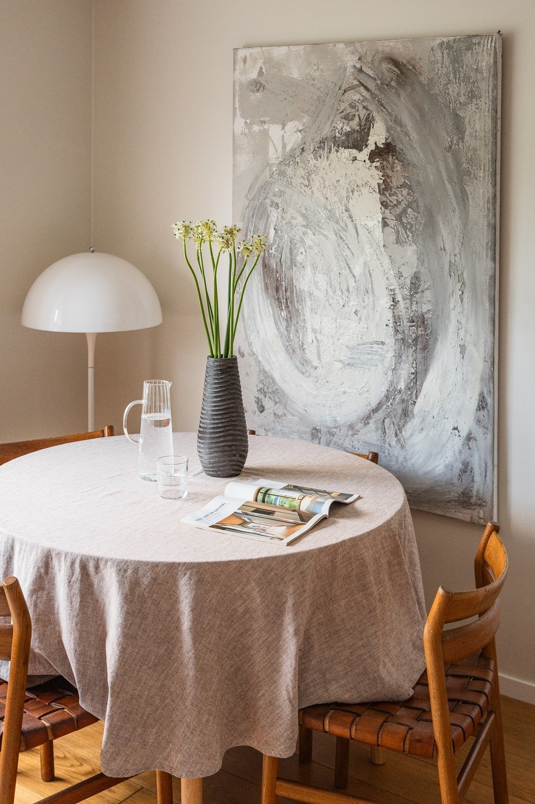 Det er opplegg for surround anlegg i stuen. Galleribilde