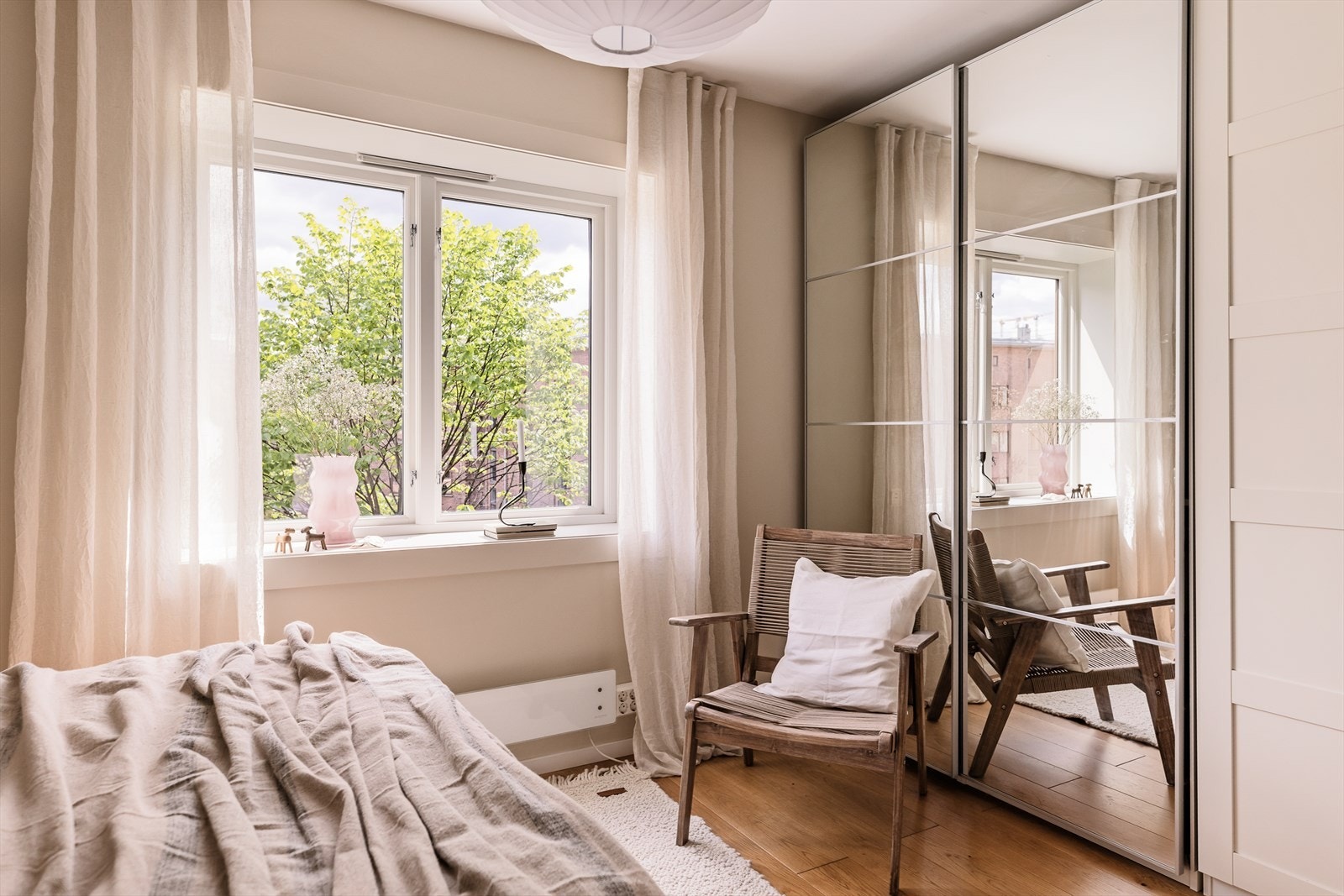 Det er rikelig med oppbevaringsmuligheter i stort garderobeskap. Galleribilde