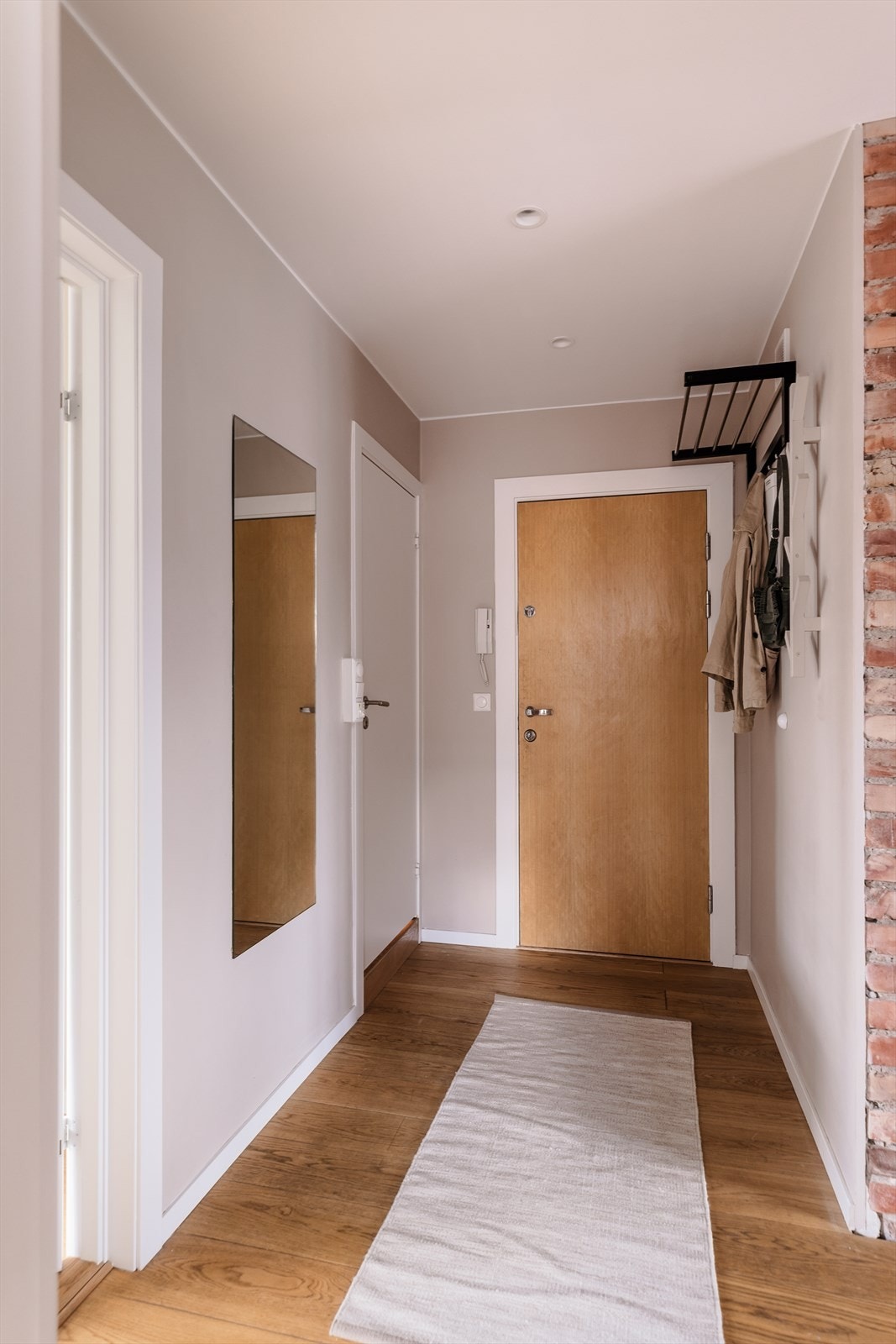Velkommen inn! Leiligheten har en innbydende entré som gir et lyst og godt førsteinntrykk Galleribilde