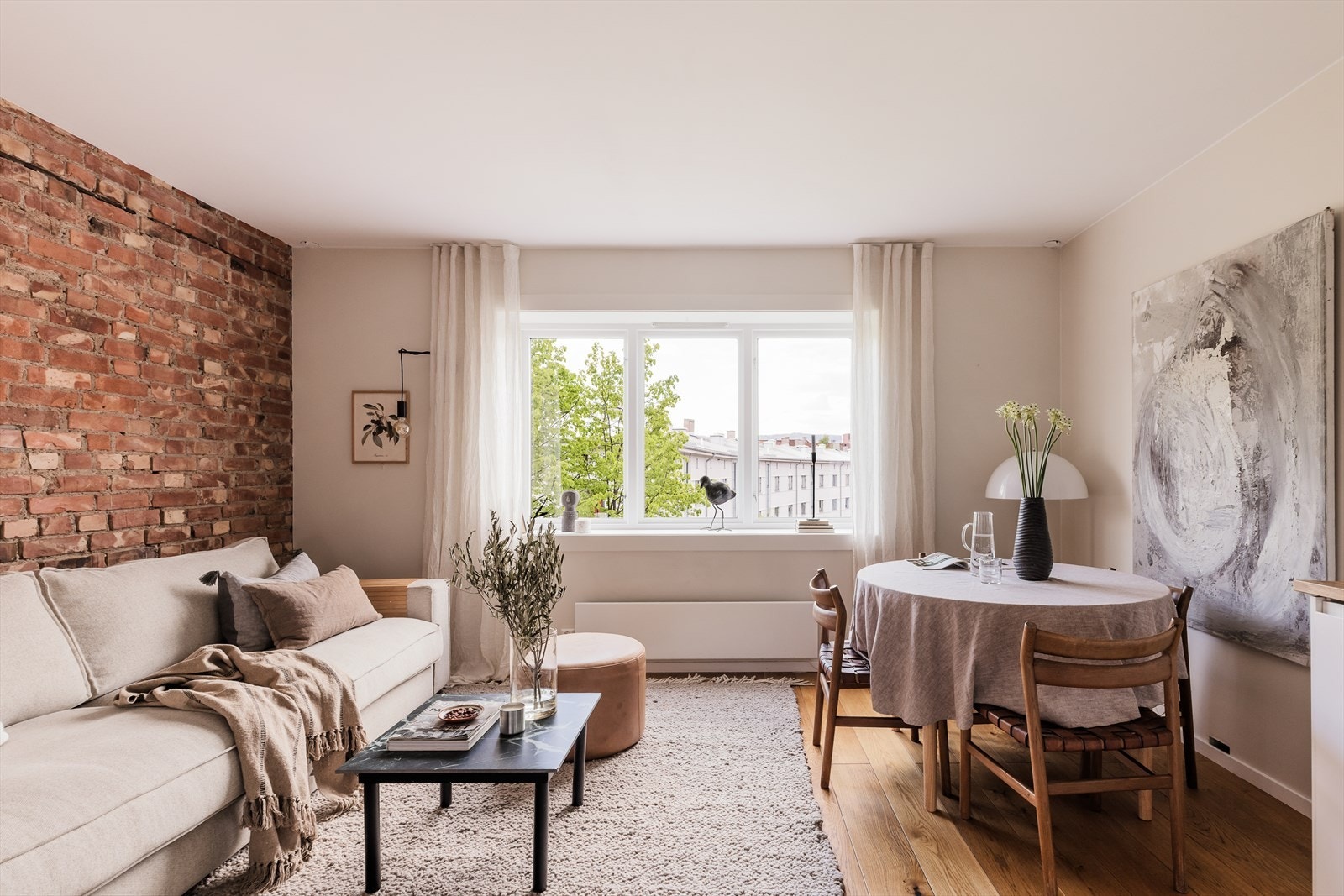Leiligheten ligger i 4. etasje og inneholder entré, kjøkken, stue, to soverom og bad. Galleribilde