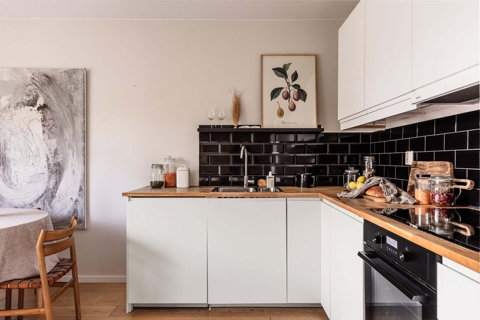 Det er integrerte hvitevarer med koketopp, ovn, kjøleskap og oppvaskmaskin. Det er vaskemaskin installert på kjøkkenet i skapet til venstre for vasken. Galleribilde