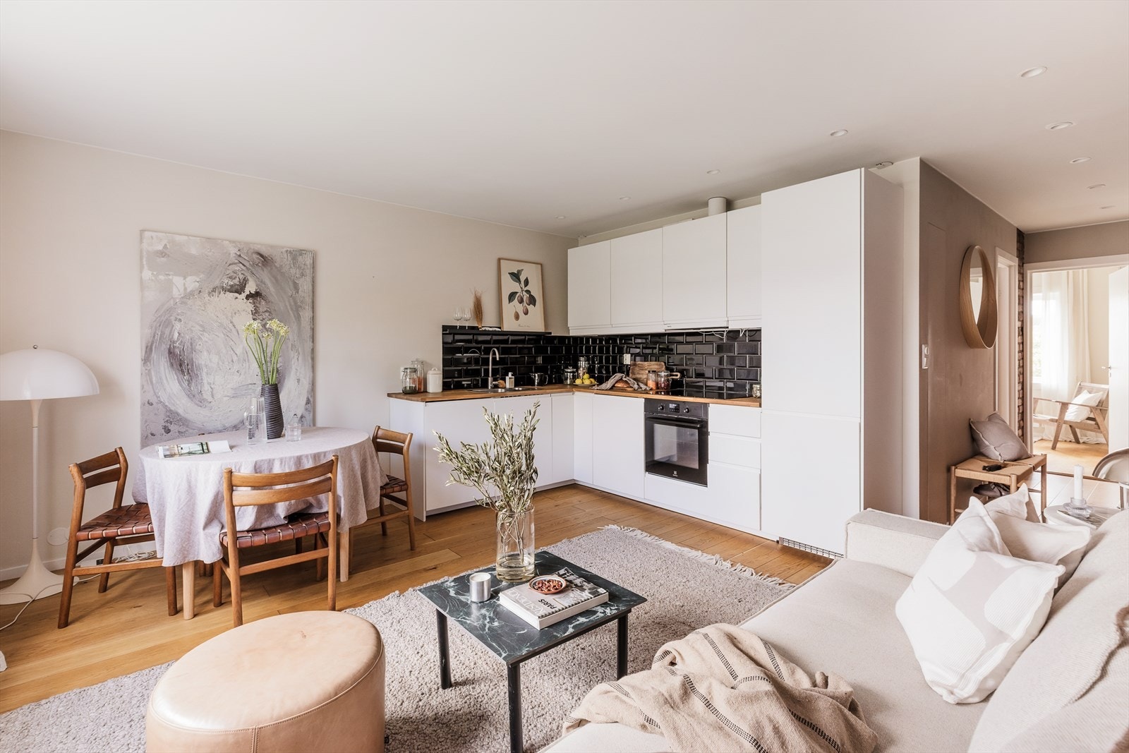I stuen er det god plass til sofa med tilhørende stuemøblement og spisebord ved kjøkkenet. Galleribilde